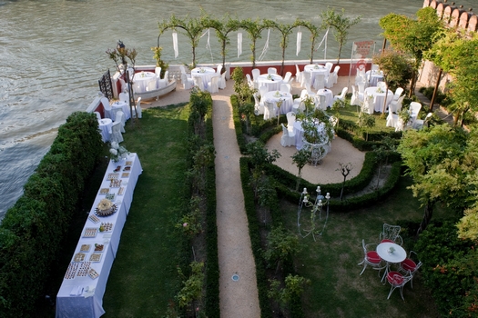 020-wedding-vows-renewal-venice-garden-with-grand-canal-view