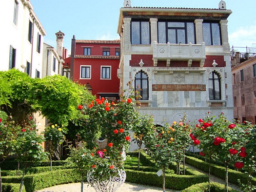021-wedding-vows-renewal-venice-garden-with-grand-canal-view