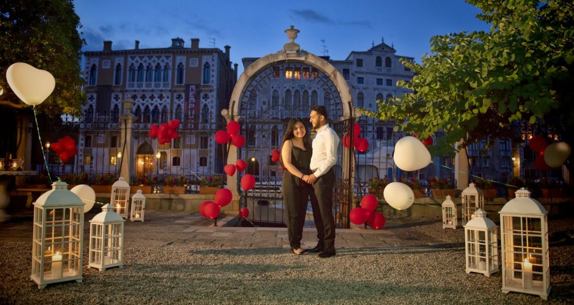 Marriage proposal in a Venice secret garden