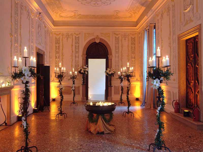 Symbolic wedding ceremony in venice to satisfy all people