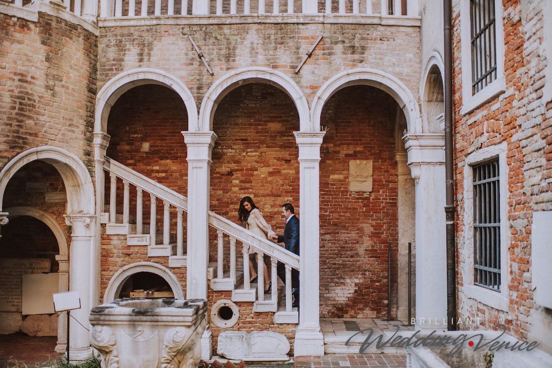 Marriage proposal in a romantic staircase in Venice