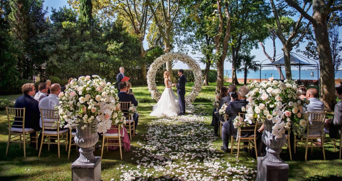 Symbolic wedding ceremony in venice to satisfy all people