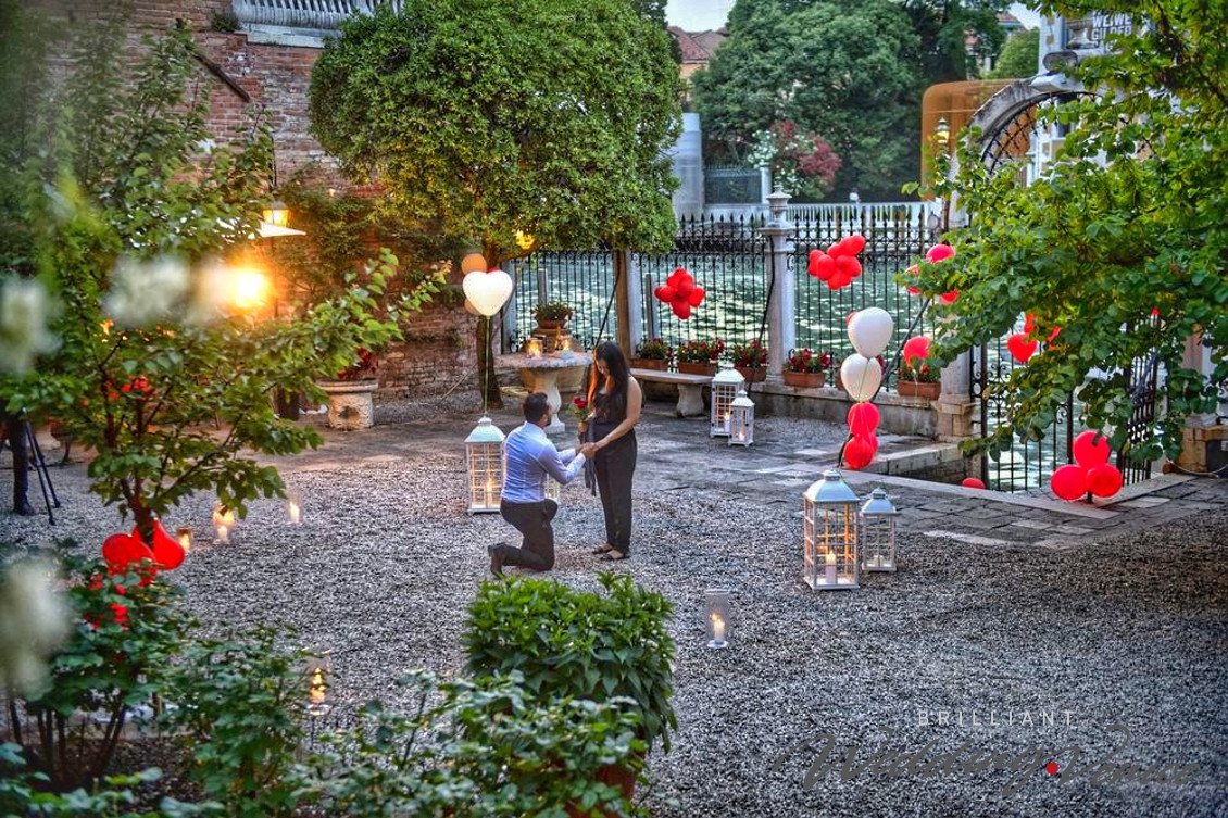 Marriage proposal in a Venice secret garden