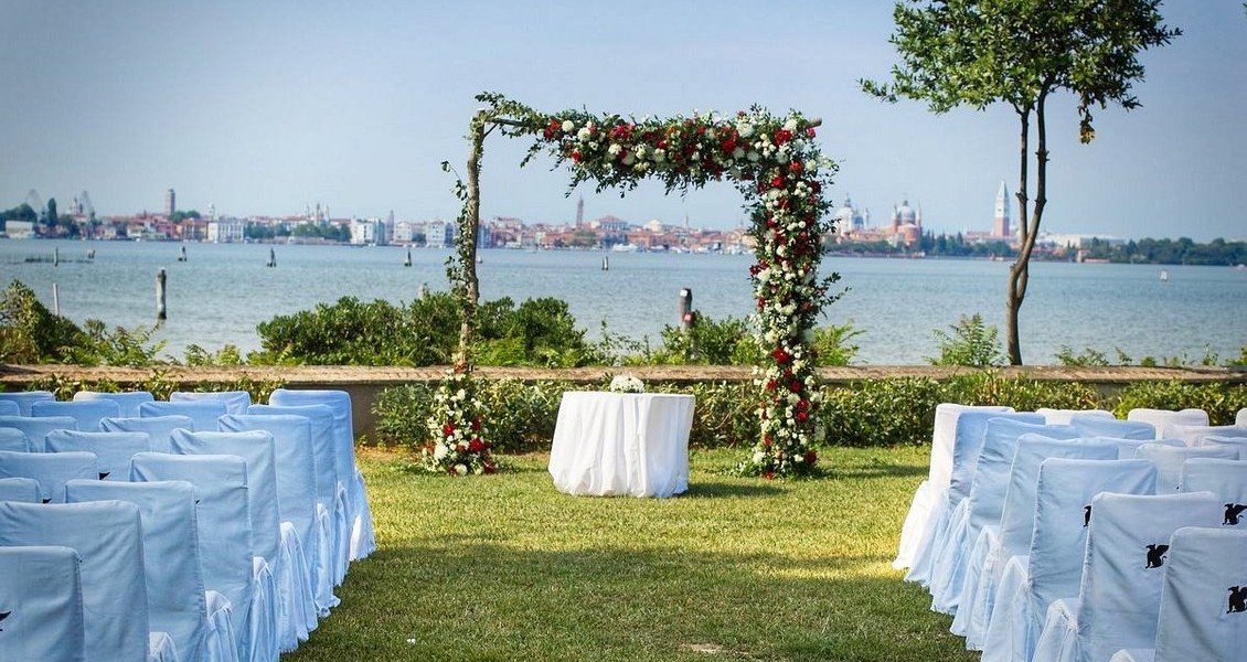 Wedding in a secret garden in Venice